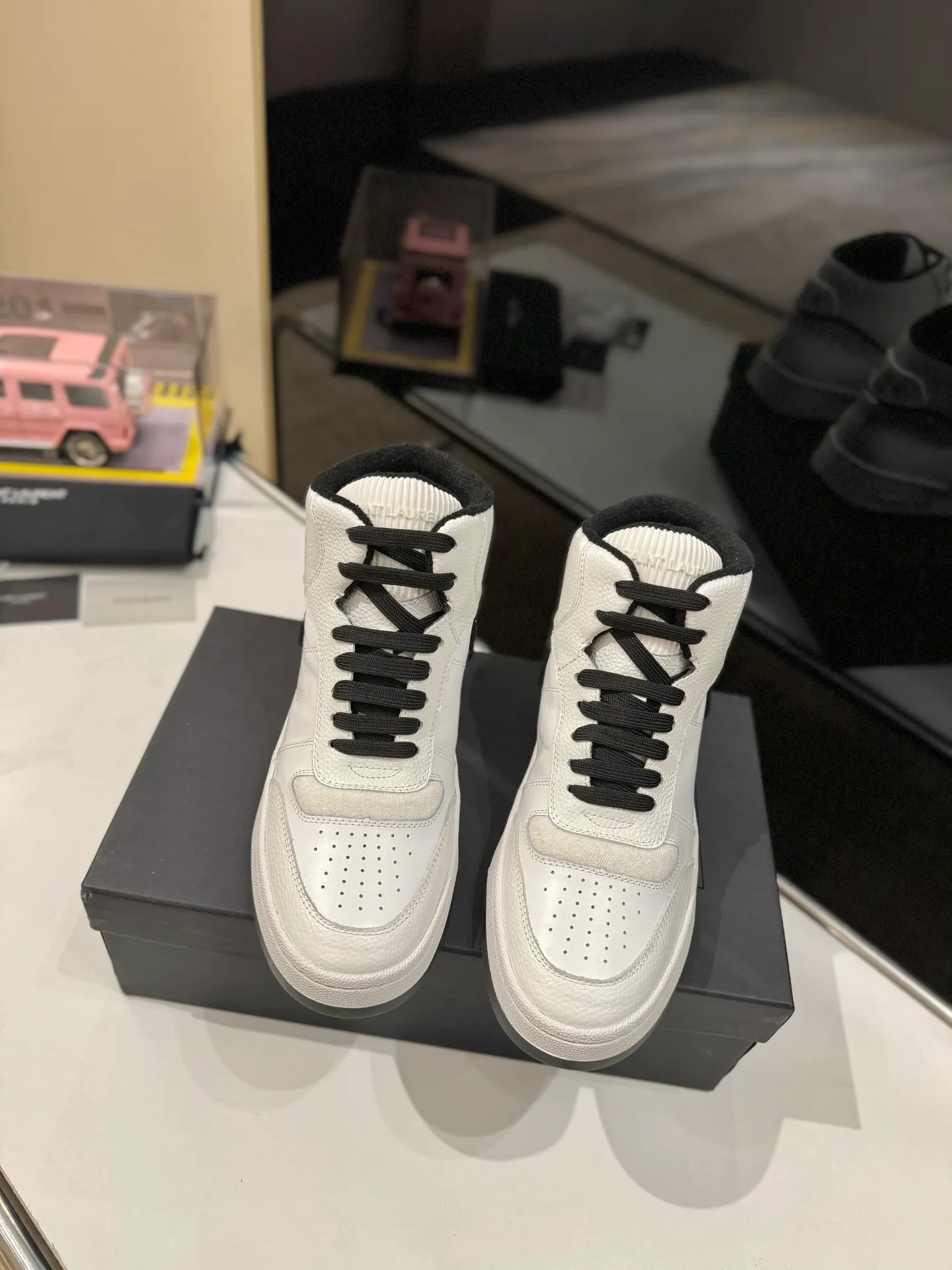 👟👟Ex-factory price 680👟👟 [High version for couples] YSL SAINT LAURENT Yves Saint Laurent SL61, the latest popular casual series in spring and summer...👍👍 Yves Saint Laurent SL61, original purchase, 1:1 replica, fresh blood injection and casual retro design, super good-looking and versatile, the upper is made of cowhide punching and splicing, the upper is super soft , lightweight and comfortable to match with sweatshirts, it is recommended to have one pair in each hand😁 ✅Fabric: Original customized cowhide ➕Punching process ➕Last process ✅Inner lining: Original towel lining ✅Feet: Original customized cowhide ✅Outsole: Original molded two-color bottom ✅Packaging: Original full set of packaging ✅Code number: 35-46 (Female 41.42. Male 38.45.46 Customized, non-returnable)
